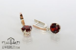 Женские серёжки из серебра с камнями гранатового цвета, фото