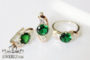 Серёжки и кольцо из серебра с зелёными камнями, фото