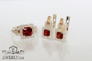 Серебряные серьги и кольцо с красными камнями, фото